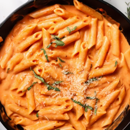 Penne in spicy vodka sauce with a dash of parsley on top