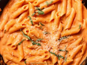 Penne in spicy vodka sauce with a dash of parsley on top