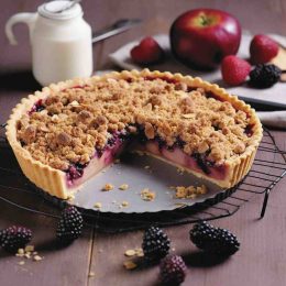 apple and blackberry crumble tart