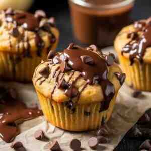 muffin alla banana con gocce di cioccolate e cioccolato fondente fuso
