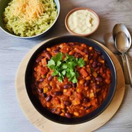 vegetarian chilli with guacamole